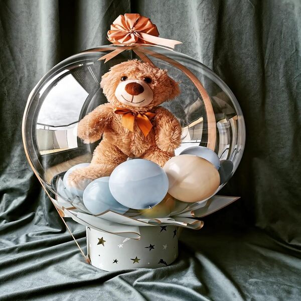 Bobo balon ve oyuncak tavşan